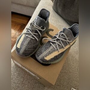 Yeezy boost 350 Kids Gray and Cream Sneakers